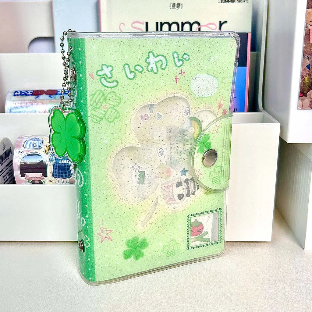 Carpeta WAKAWAKA tamaño A7 con diseño de trébol de cuatro hojas y chica; cuaderno de hojas intercambiables con cubierta de PVC brillante, incluye bolsillo para almacenamiento de pegatinas; portátil.