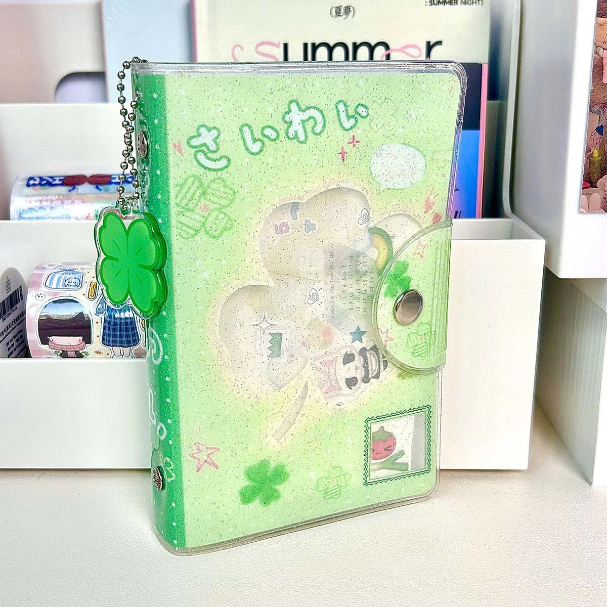 Carpeta WAKAWAKA tamaño A7 con diseño de trébol de cuatro hojas y chica; cuaderno de hojas intercambiables con cubierta de PVC brillante, incluye bolsillo para almacenamiento de pegatinas; portátil.