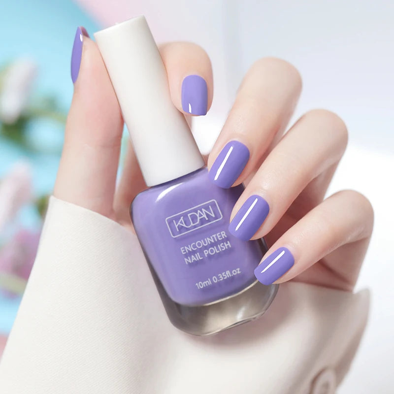 Esmalte de uñas de 10 ml a base de agua, de secado rápido y larga duración; fórmula saludable con efecto iluminador; no requiere lámpara de secado.