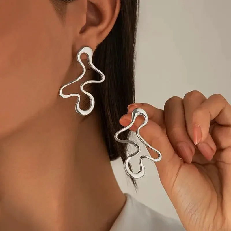 Pendientes de botón minimalistas de metal con diseño geométrico irregular y calado; estilo punk llamativo en color dorado; joyería con encanto para mujer.