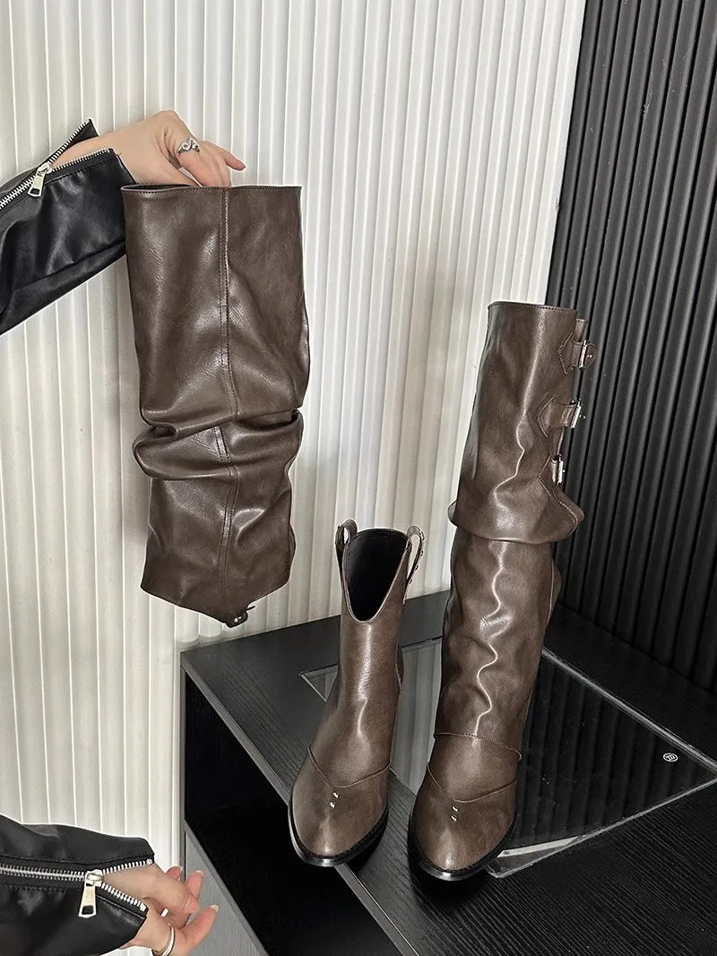 Botas altas negras para mujer, estilo gótico Y2K y punk "Wasteland", con remaches y estética vintage tipo motero y western.