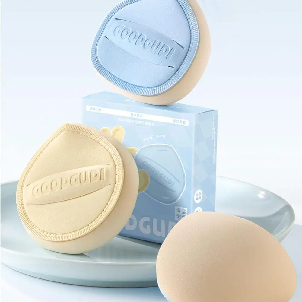 Esponja de maquillaje para base líquida; herramienta versátil para aplicación en seco y húmedo.