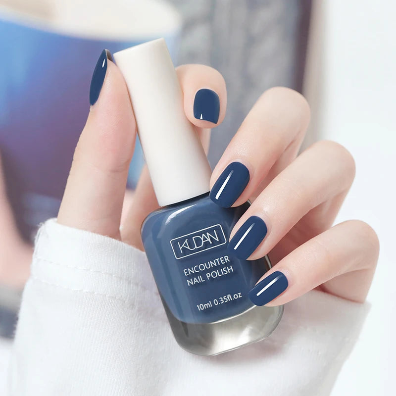 Esmalte de uñas de 10 ml a base de agua, de secado rápido y larga duración; fórmula saludable con efecto iluminador; no requiere lámpara de secado.