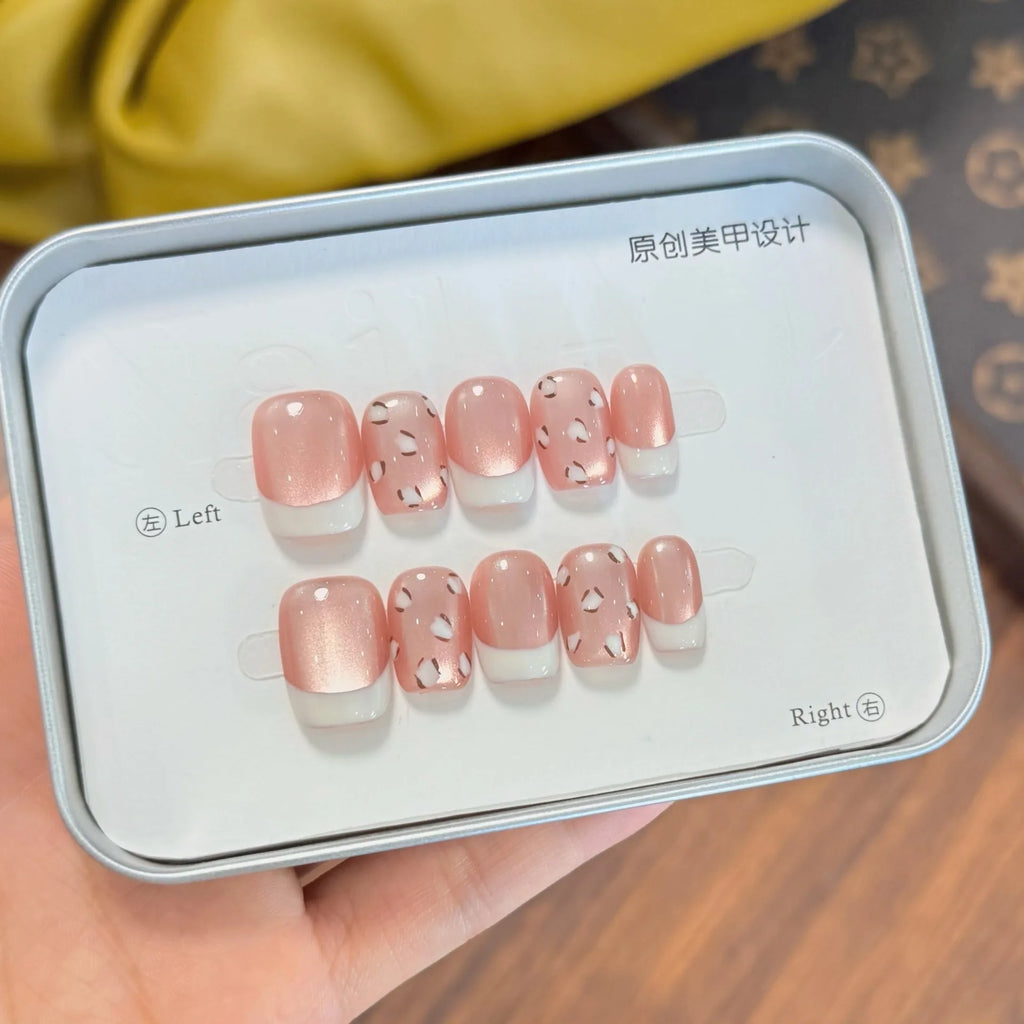 10 piezas de uñas postizas hechas a mano (estilo *press-on*) de longitud media; diseño francés con borde rosa escalonado y efecto ojo de gato brillante; cobertura total para mujeres y chicas.
