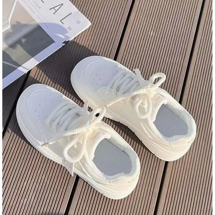 Nuevos zapatos planos de cuero para mujer: calzado casual de moda otoñal, transpirable, vulcanizado, estilo deportivo blanco con cordones y suela gruesa.