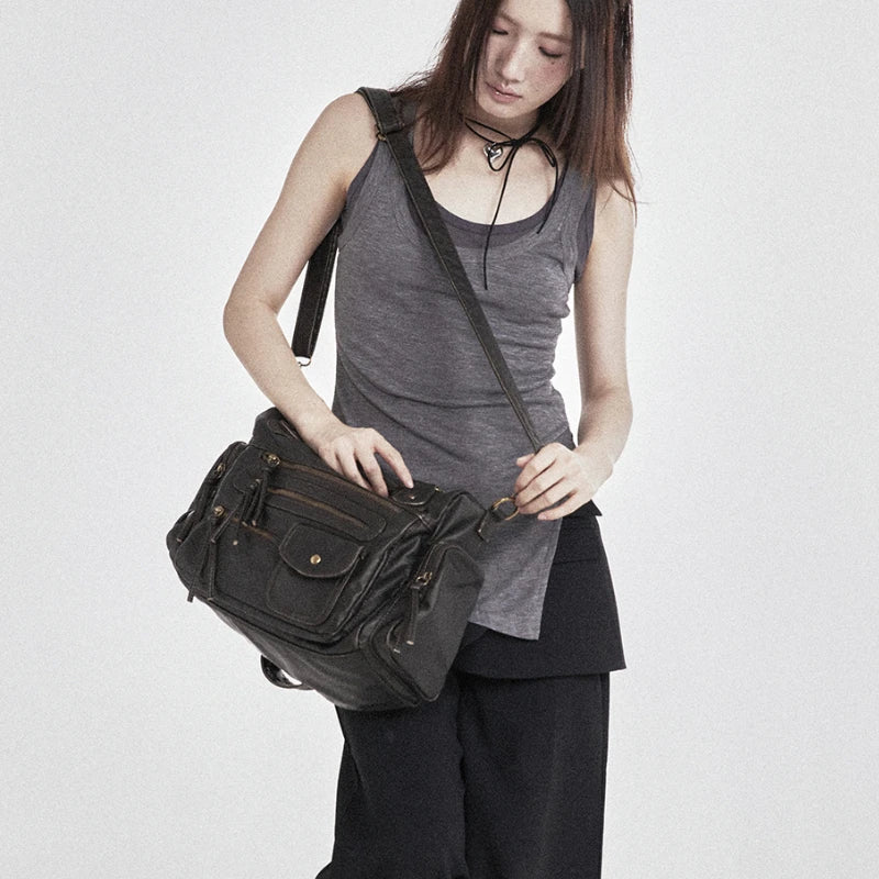 Bolso de hombro, tendencia retro Y2K, de gran capacidad y acabado lavado con efecto desgastado.