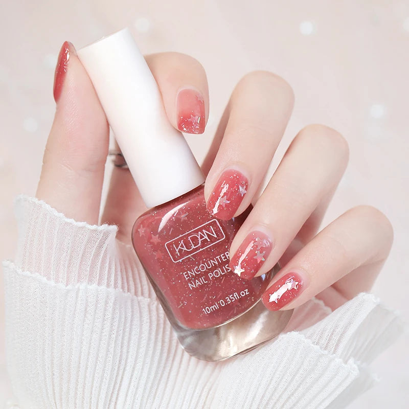 Esmalte de uñas de 10 ml a base de agua, de secado rápido y larga duración; fórmula saludable con efecto iluminador; no requiere lámpara de secado.