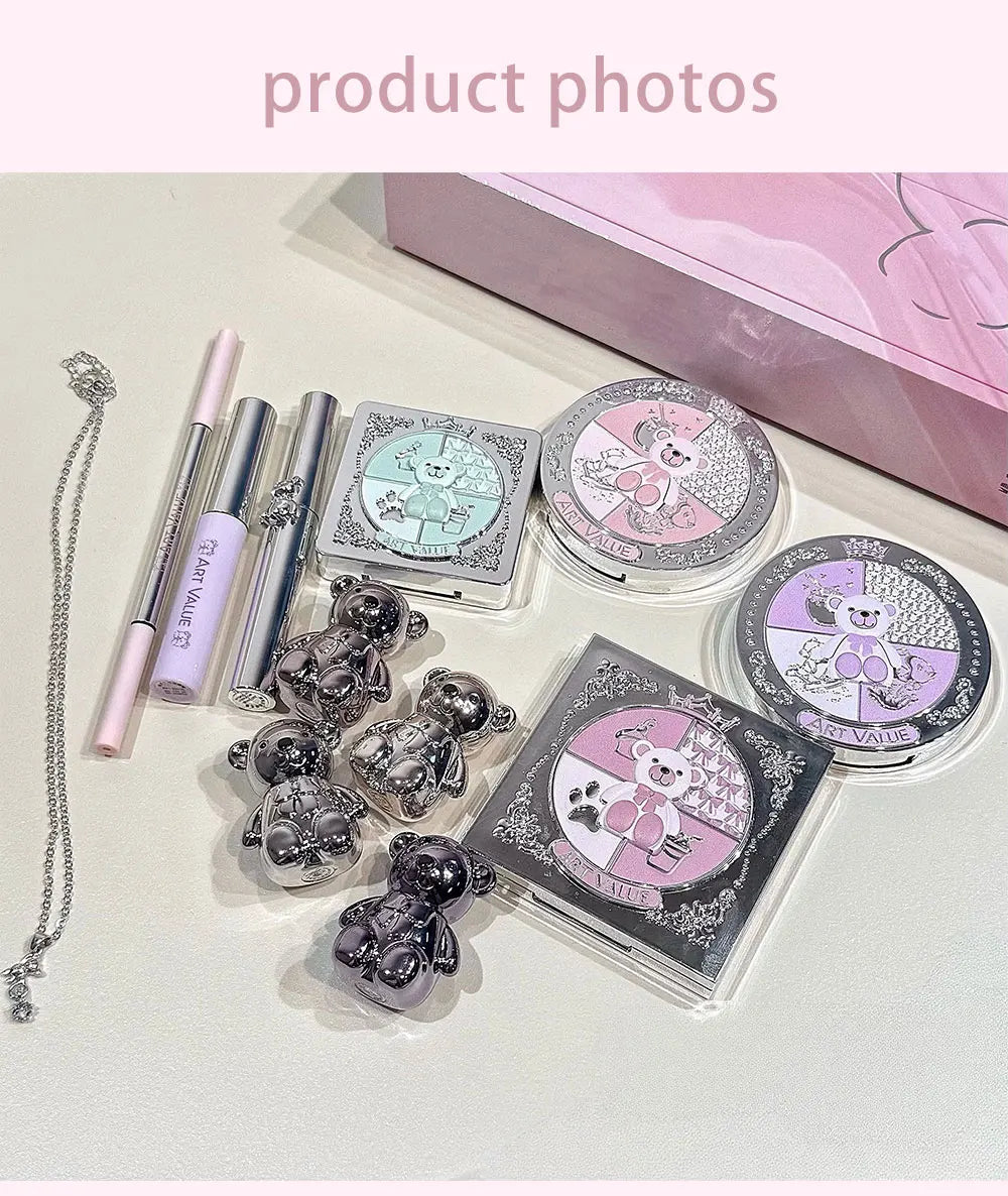 Los sets de maquillaje facial ART VALUE incluyen: 4 labiales tipo "lip mud", 1 lápiz de cejas, 1 máscara de pestañas, 1 gel con color para cejas, 1 polvo compacto, 1 colorete, 1 producto para contorno y 1 sombra de ojos.