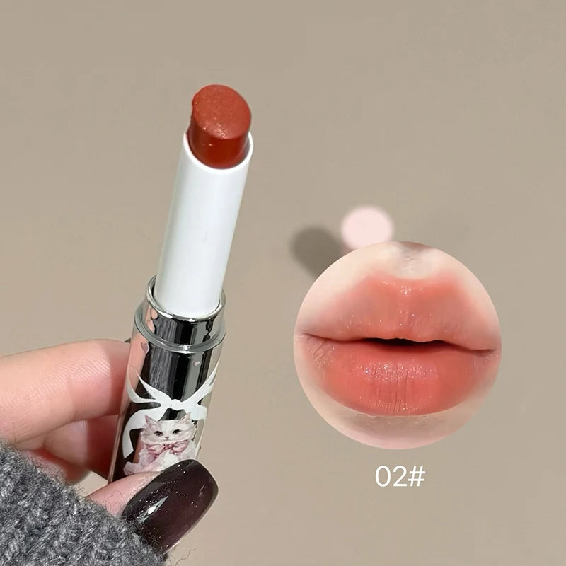 Labial Art Value de textura aterciopelada y acabado mate suave; tinta labial colorida y duradera en formato lápiz (tonos nude y rojo), fórmula nutritiva, disponible en 6 colores.