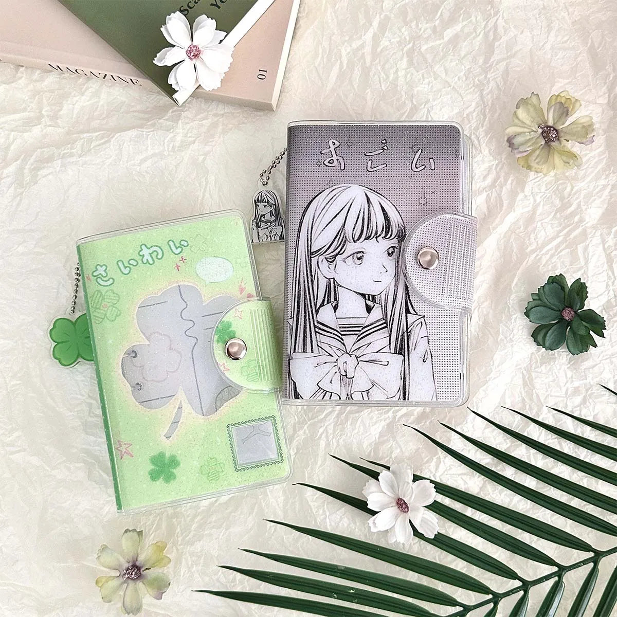 Carpeta WAKAWAKA tamaño A7 con diseño de trébol de cuatro hojas y chica; cuaderno de hojas intercambiables con cubierta de PVC brillante, incluye bolsillo para almacenamiento de pegatinas; portátil.