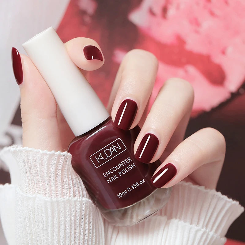 Esmalte de uñas de 10 ml a base de agua, de secado rápido y larga duración; fórmula saludable con efecto iluminador; no requiere lámpara de secado.