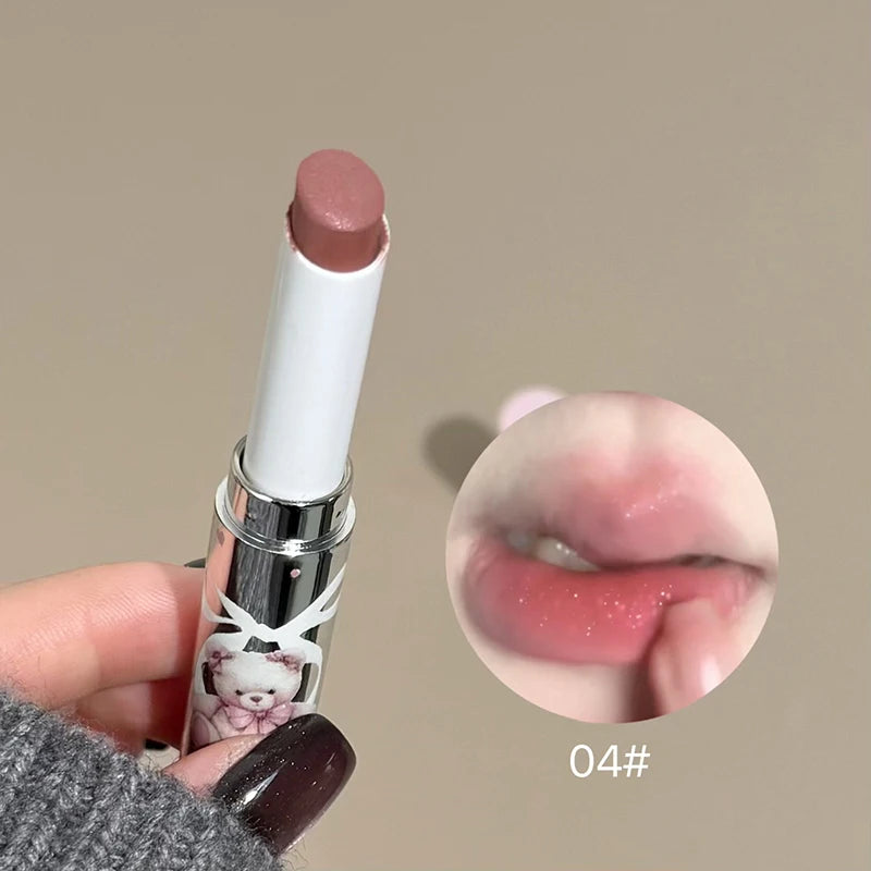 Labial Art Value de textura aterciopelada y acabado mate suave; tinta labial colorida y duradera en formato lápiz (tonos nude y rojo), fórmula nutritiva, disponible en 6 colores.