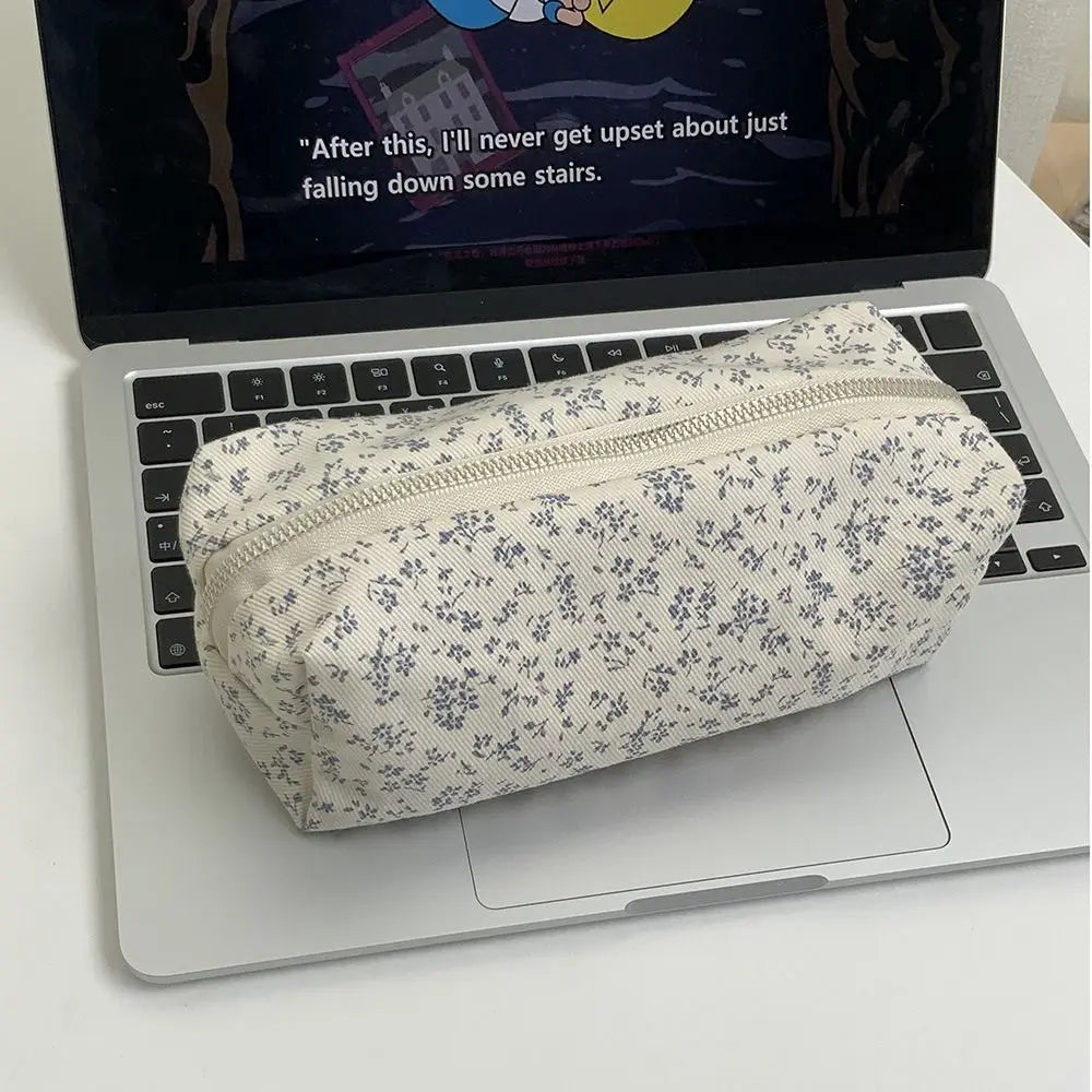 Estuche para lápices de gran capacidad con diseño floral fresco; bolsa multifuncional para guardar artículos de papelería y material escolar.