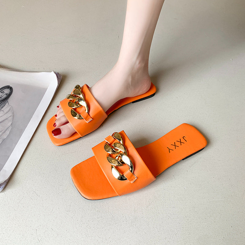 Nuevas pantuflas de moda para mujer 2025: sandalias planas tipo pala con punta cuadrada, detalle de cadena y adorno metálico; calzado casual y playero.