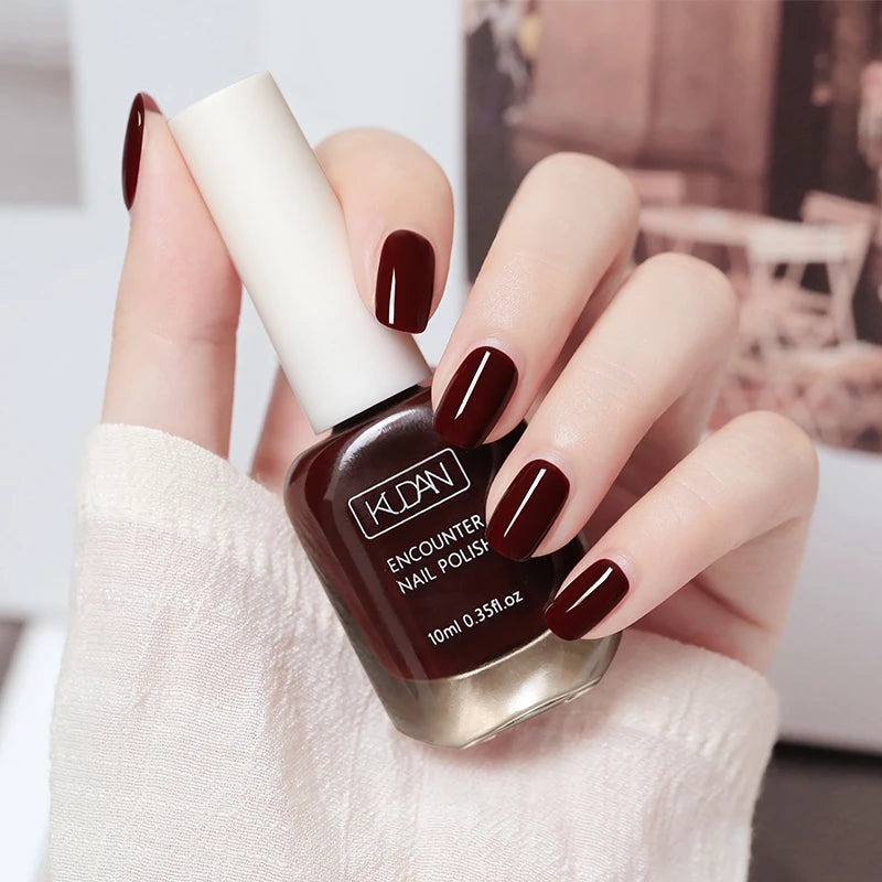 Esmalte de uñas de 10 ml a base de agua, de secado rápido y larga duración; fórmula saludable con efecto iluminador; no requiere lámpara de secado.