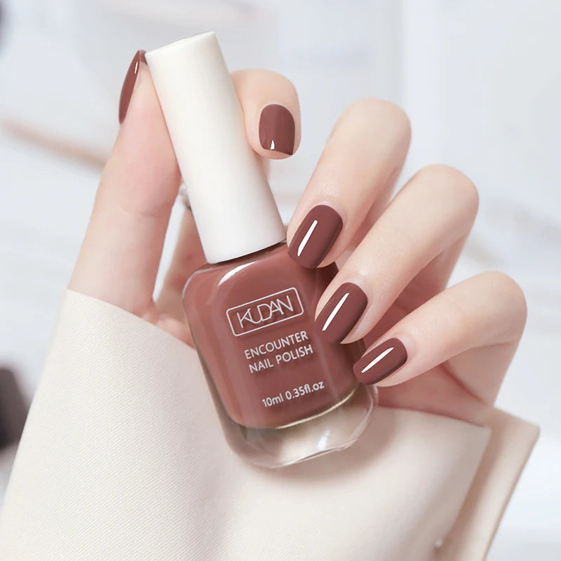 Esmalte de uñas de 10 ml a base de agua, de secado rápido y larga duración; fórmula saludable con efecto iluminador; no requiere lámpara de secado.