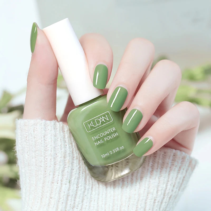 Esmalte de uñas de 10 ml a base de agua, de secado rápido y larga duración; fórmula saludable con efecto iluminador; no requiere lámpara de secado.