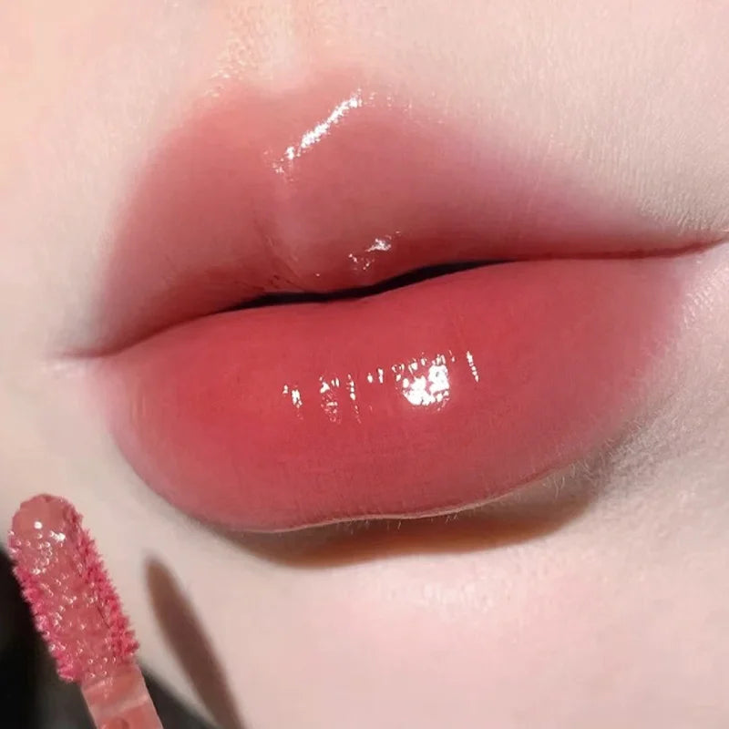 Tinta labial hidratante Herorange con acabado gloss y textura acuosa; efecto labios voluminosos y brillantes (tipo cristal). Fórmula de larga duración que no reseca