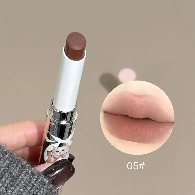 Labial Art Value de textura aterciopelada y acabado mate suave; tinta labial colorida y duradera en formato lápiz (tonos nude y rojo), fórmula nutritiva, disponible en 6 colores.