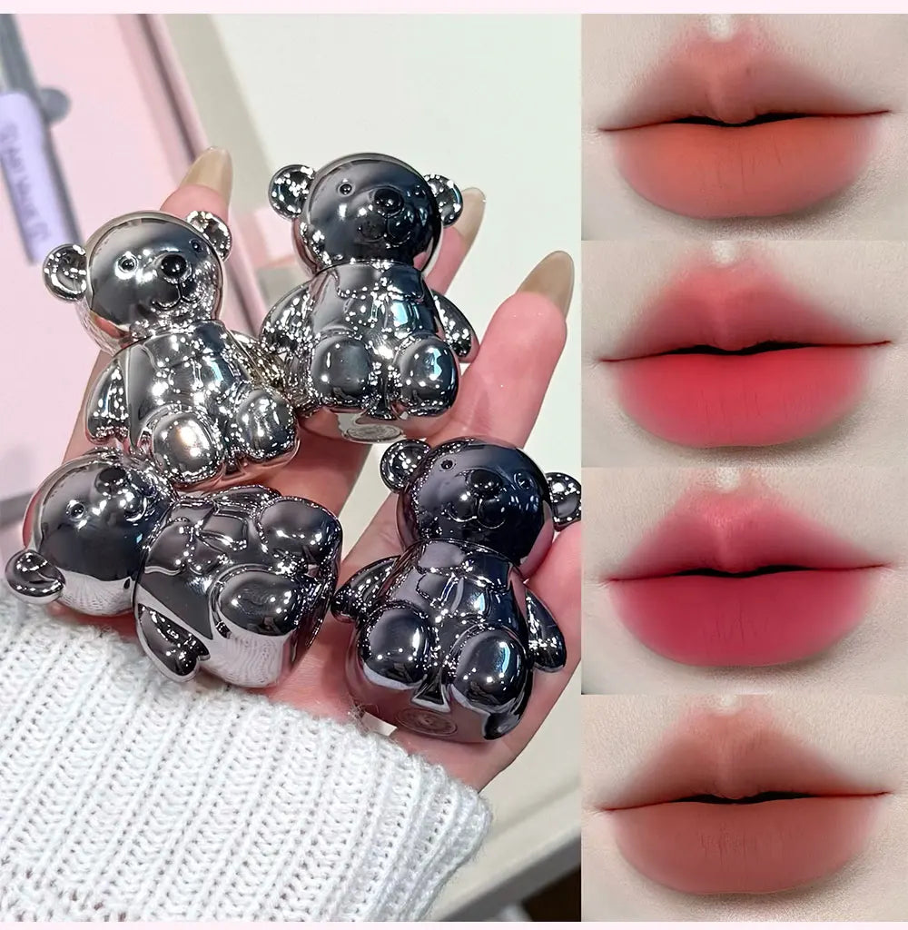 Los sets de maquillaje facial ART VALUE incluyen: 4 labiales tipo "lip mud", 1 lápiz de cejas, 1 máscara de pestañas, 1 gel con color para cejas, 1 polvo compacto, 1 colorete, 1 producto para contorno y 1 sombra de ojos.