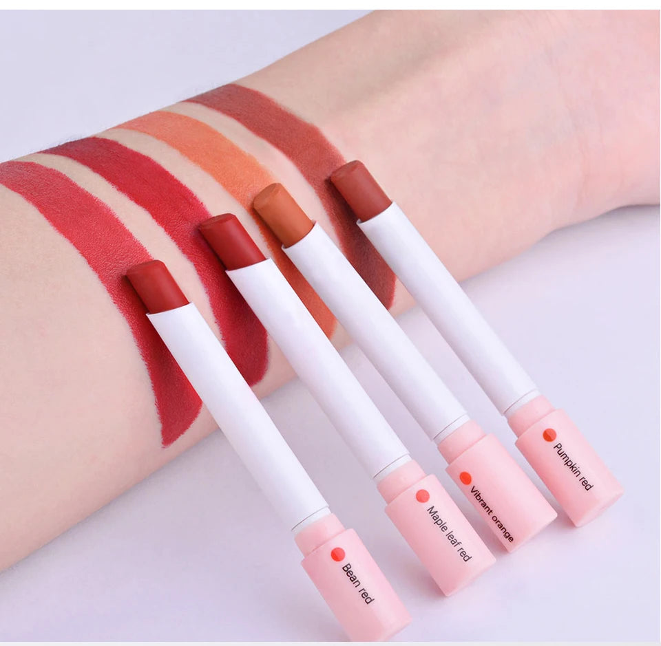 Set de maquillaje de labios de 4 colores: labiales, tintas y brillos labiales; fórmula mate, resistente al agua y de larga duración.