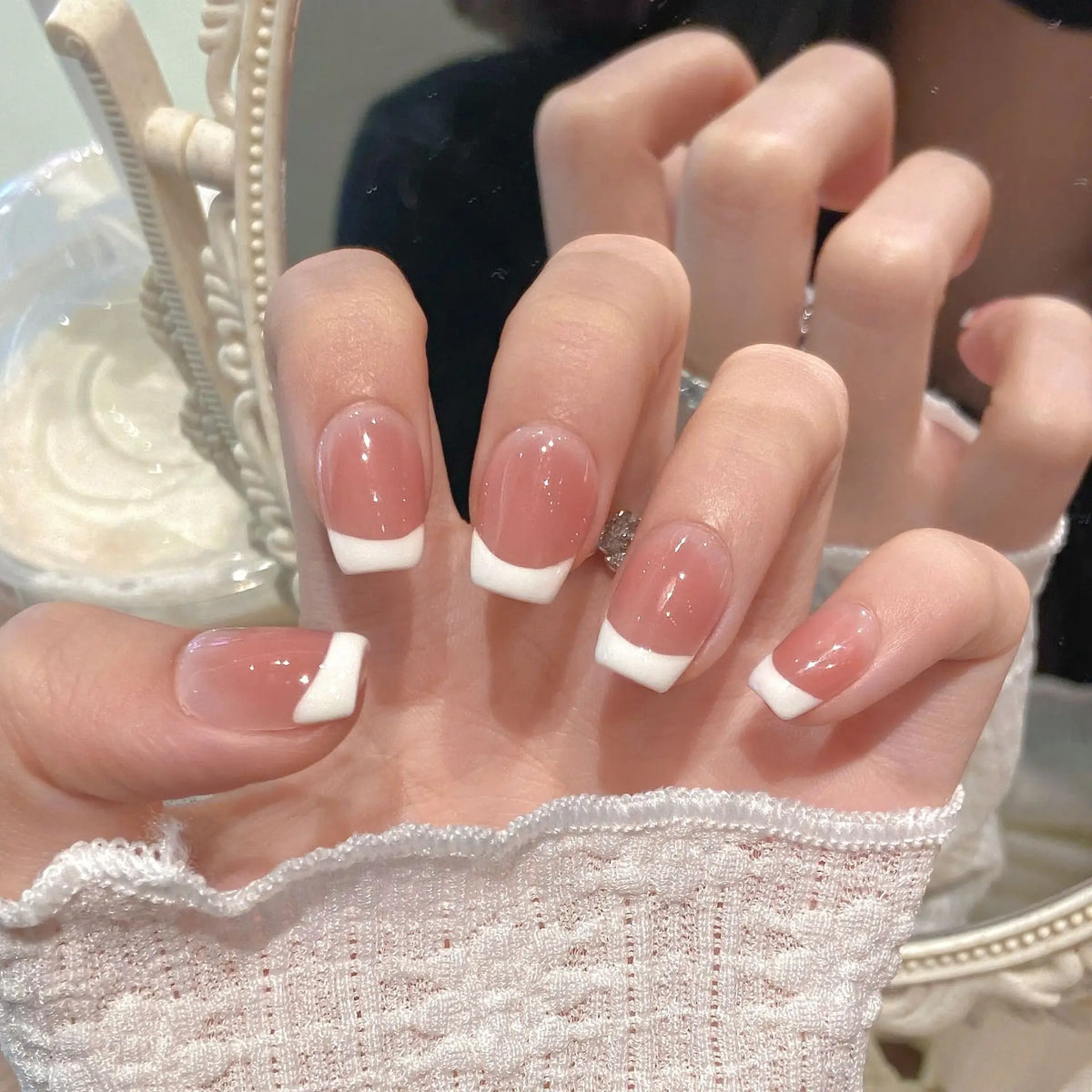 10 piezas de uñas postizas hechas a mano (estilo *press-on*) de longitud media; diseño francés con borde rosa escalonado y efecto ojo de gato brillante; cobertura total para mujeres y chicas.