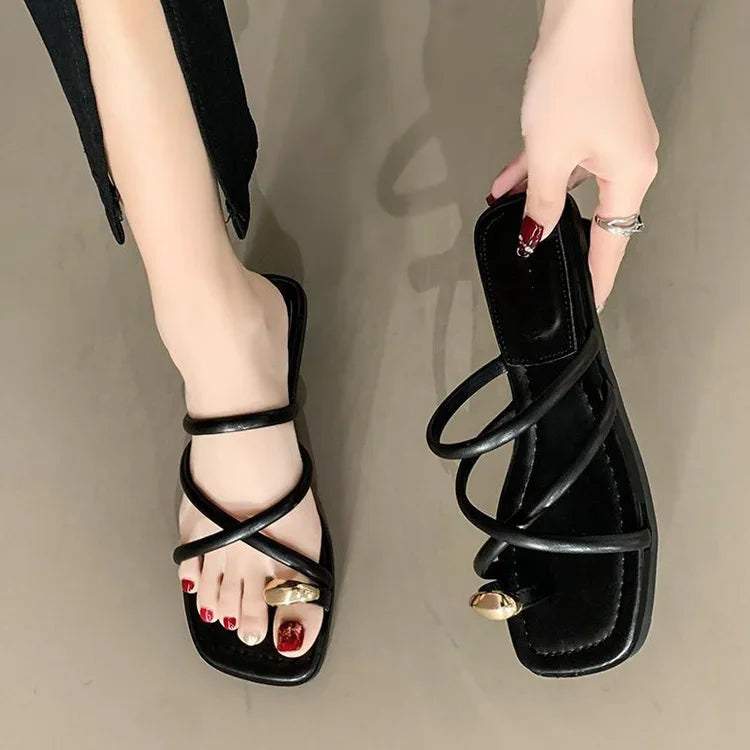 Sandalias tipo pala para mujer con tiras cruzadas y trabilla para el dedo; calzado de playa cómodo y ligero con diseño casual en color liso para el verano.
