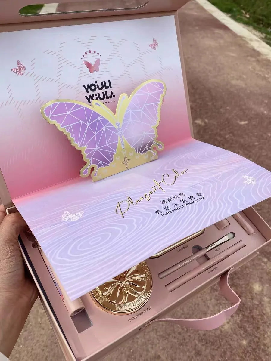 Set de maquillaje completo: labial, sombra de ojos, lápiz de cejas, BB cream tipo *cushion* y máscara de pestañas (9 piezas en caja de regalo).
