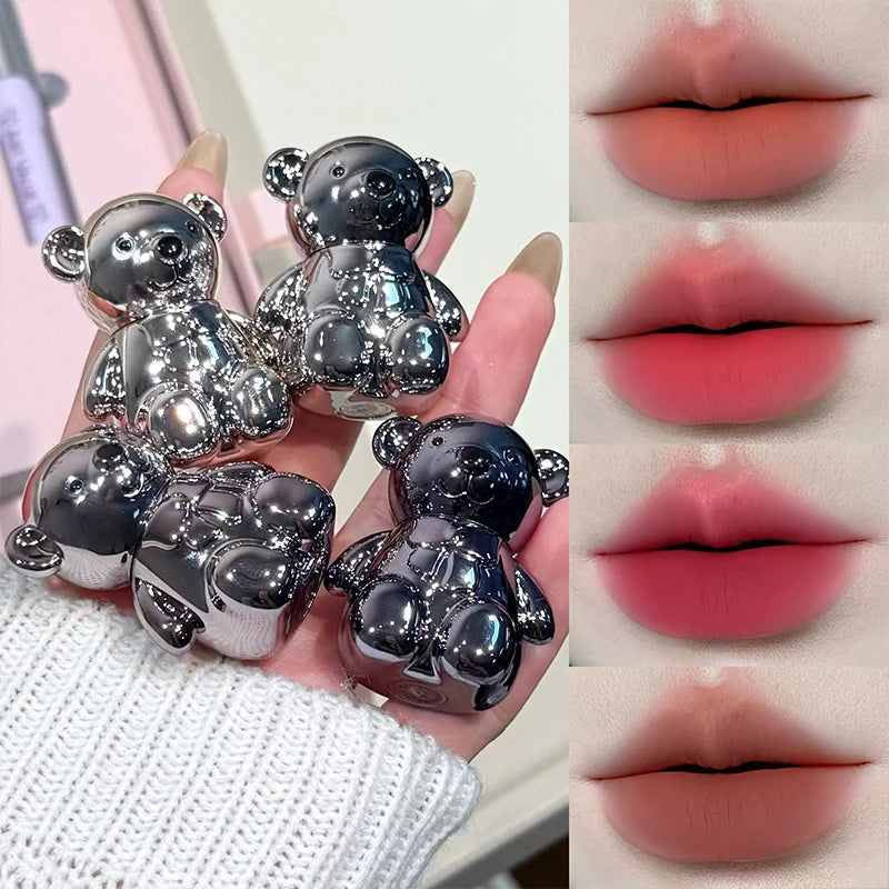 Los sets de maquillaje facial ART VALUE incluyen: 4 labiales tipo "lip mud", 1 lápiz de cejas, 1 máscara de pestañas, 1 gel con color para cejas, 1 polvo compacto, 1 colorete, 1 producto para contorno y 1 sombra de ojos.