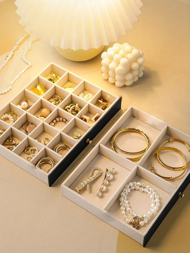 1 caja para guardar joyas (collares y pendientes); opción ideal para regalo.