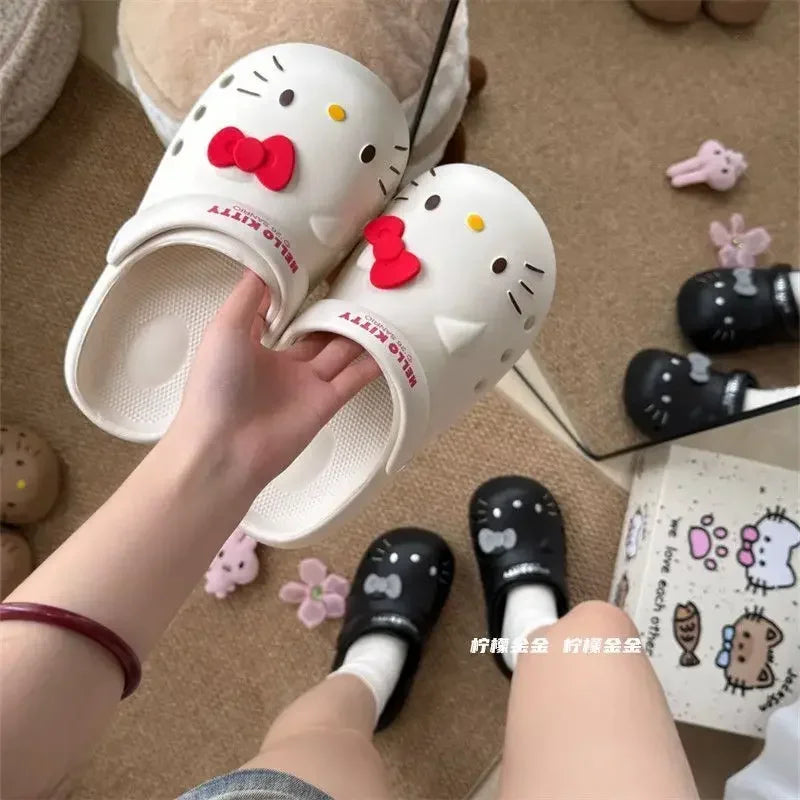 Zapatillas de plataforma antideslizantes y transpirables Hello Kitty para mujer: diseño ligero, cerrado y calado; calzado multifuncional para playa y casa.