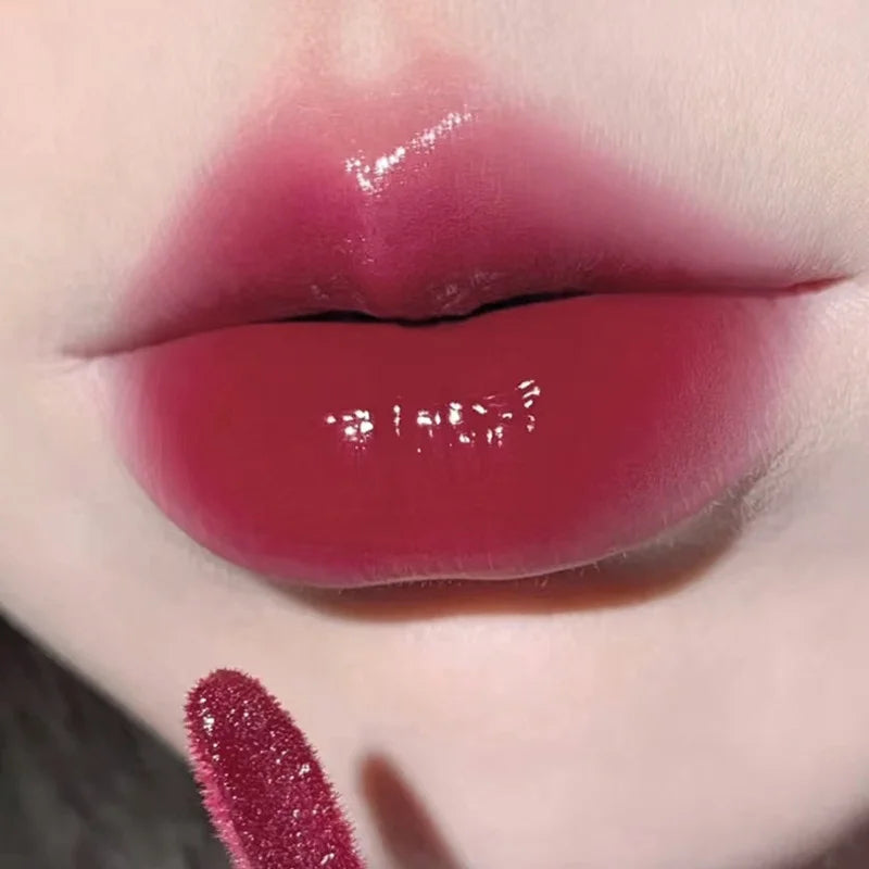 Tinta labial hidratante Herorange con acabado gloss y textura acuosa; efecto labios voluminosos y brillantes (tipo cristal). Fórmula de larga duración que no reseca