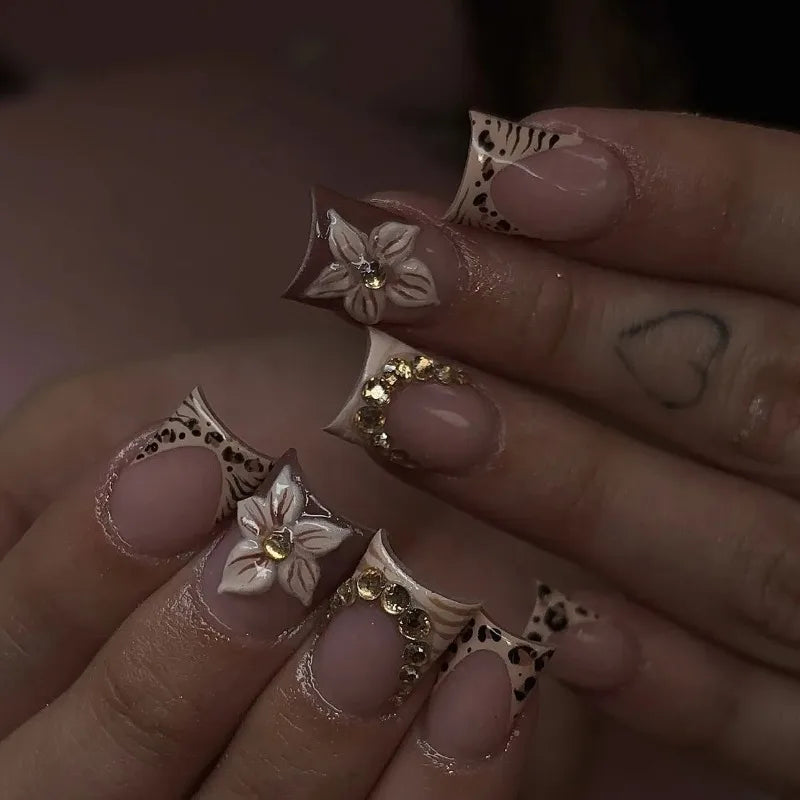 Set de 24 uñas postizas cuadradas cortas estilo francés con estampado de leopardo, flores y diseño de diamantes (estilo "Spicy Girl")