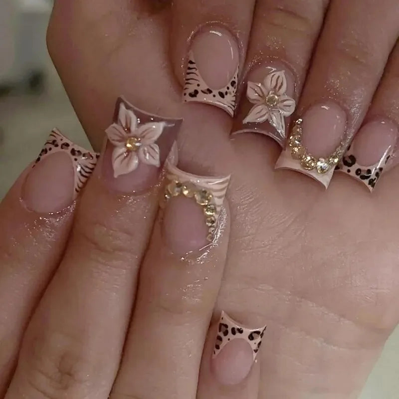 Set de 24 uñas postizas cuadradas cortas estilo francés con estampado de leopardo, flores y diseño de diamantes (estilo "Spicy Girl")