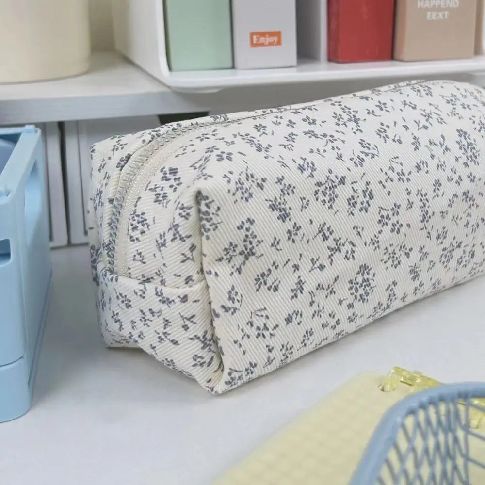 Estuche para lápices de gran capacidad con diseño floral fresco; bolsa multifuncional para guardar artículos de papelería y material escolar.