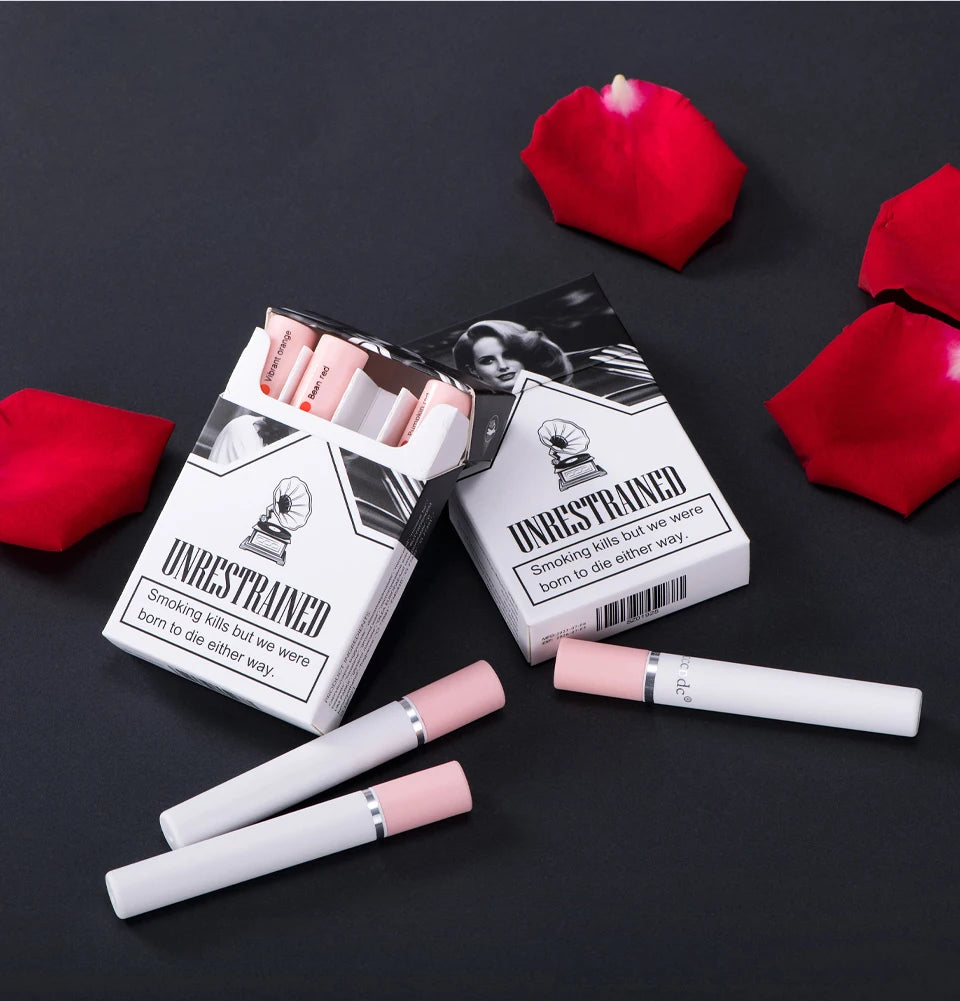 Set de maquillaje de labios de 4 colores: labiales, tintas y brillos labiales; fórmula mate, resistente al agua y de larga duración.