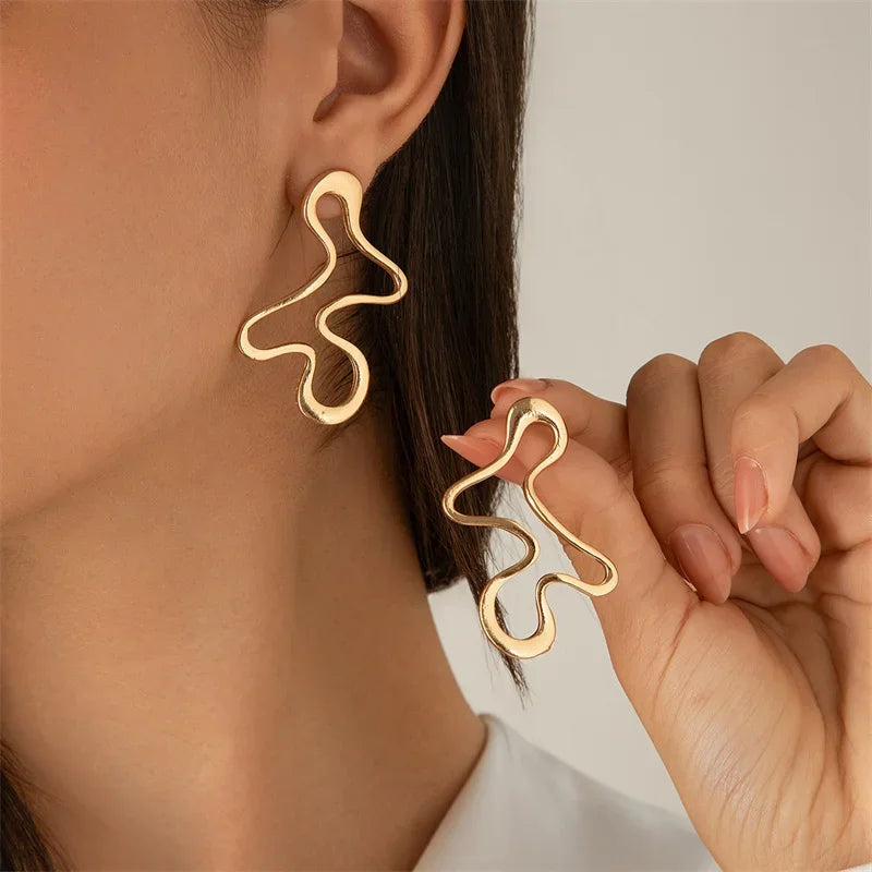 Pendientes de botón minimalistas de metal con diseño geométrico irregular y calado; estilo punk llamativo en color dorado; joyería con encanto para mujer.
