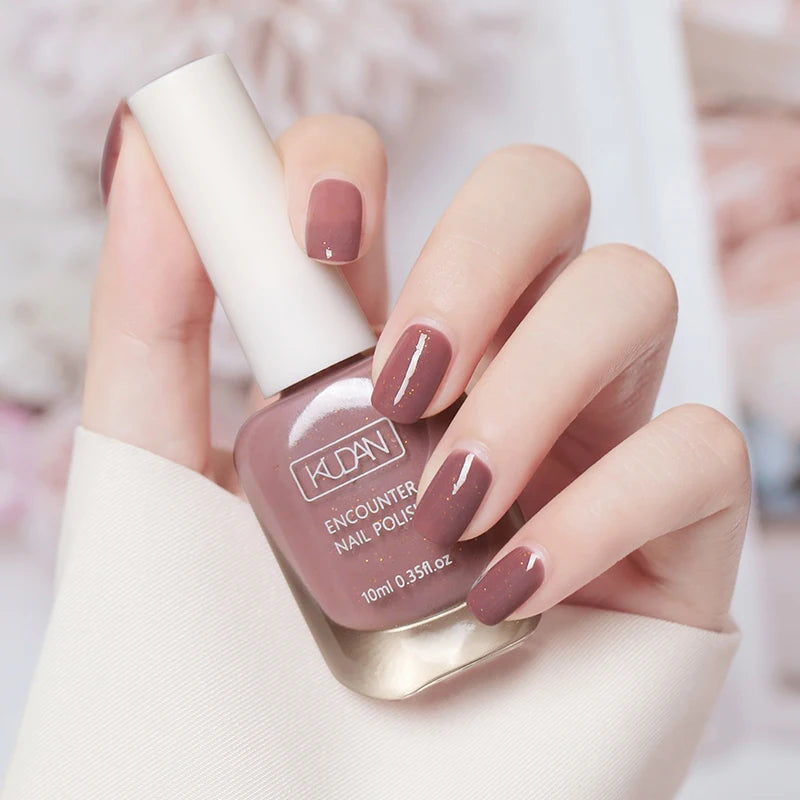 Esmalte de uñas de 10 ml a base de agua, de secado rápido y larga duración; fórmula saludable con efecto iluminador; no requiere lámpara de secado.