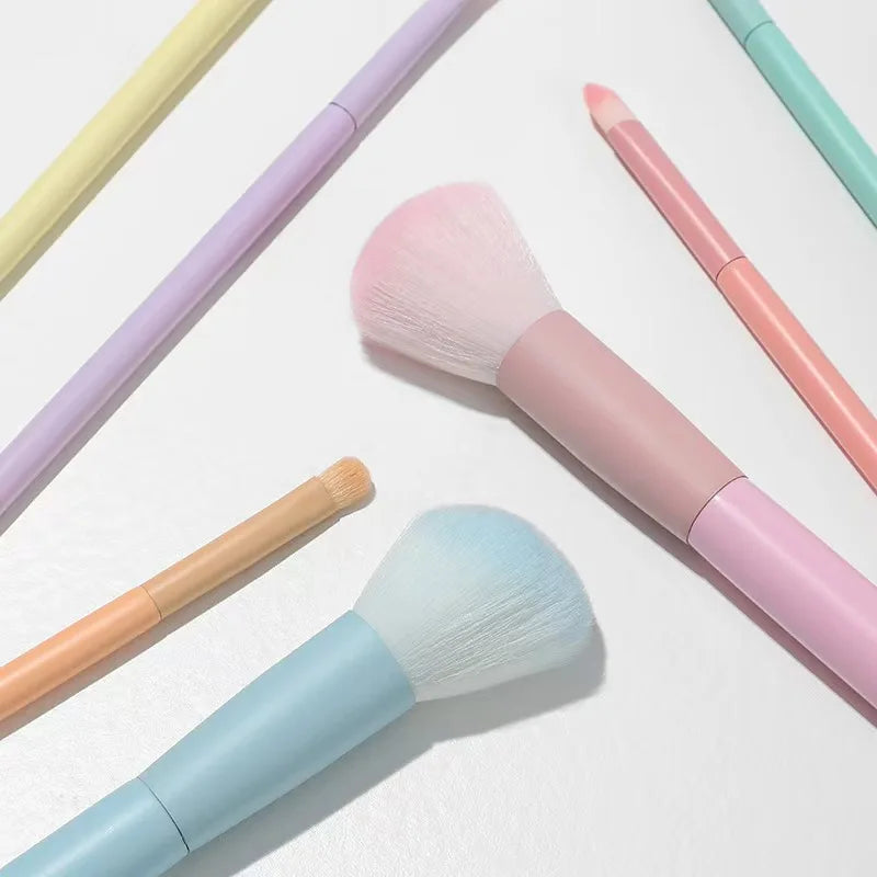 Un juego completo de herramientas de maquillaje que incluye 7 brochas de colores, polvos sueltos, productos para contorno, sombras de ojos, brochas para cejas, etc.