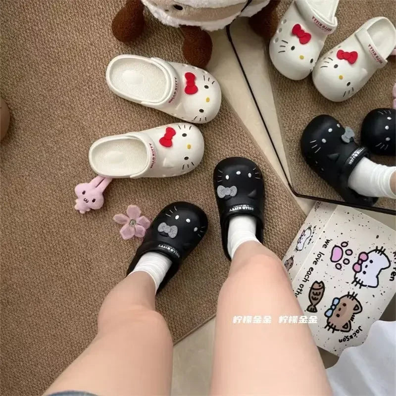Zapatillas de plataforma antideslizantes y transpirables Hello Kitty para mujer: diseño ligero, cerrado y calado; calzado multifuncional para playa y casa.