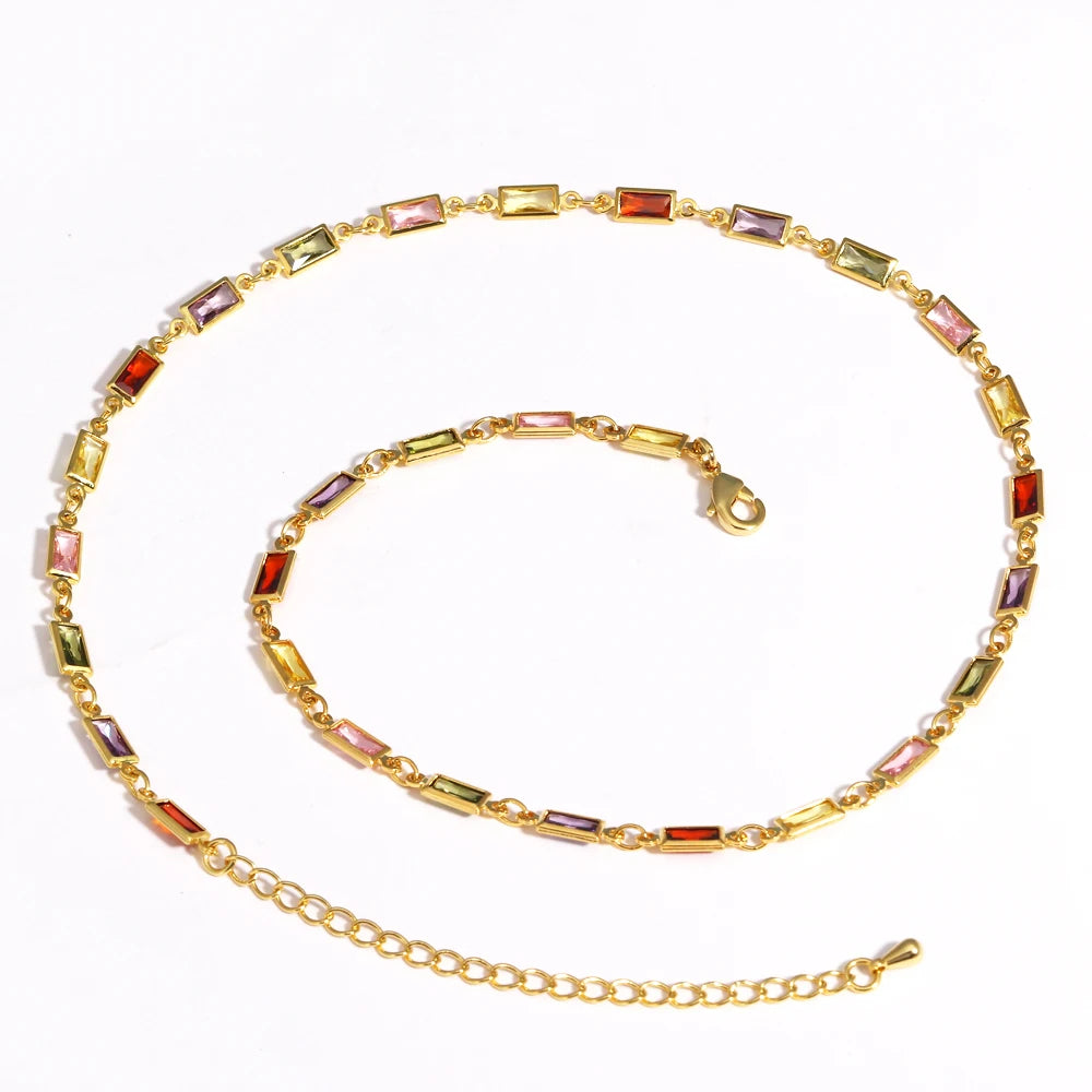 Gargantilla estilo hip hop para mujer: cadena tipo tenis con circonitas cúbicas multicolor (efecto arcoíris), acabado en tono dorado y alta calidad.