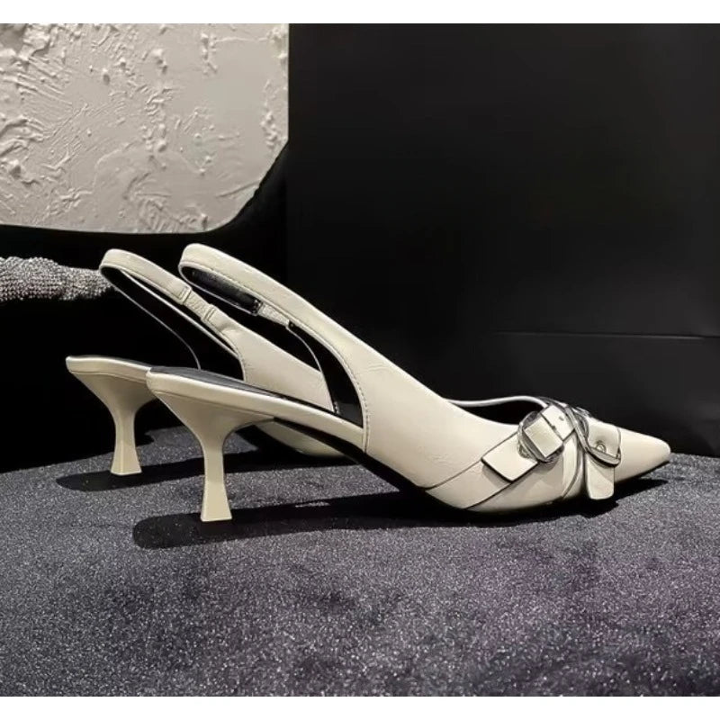 Sandalias de mujer de marca de lujo, diseño elegante con punta en punta, tira con hebilla y tacón metálico tipo *kitten heel*.