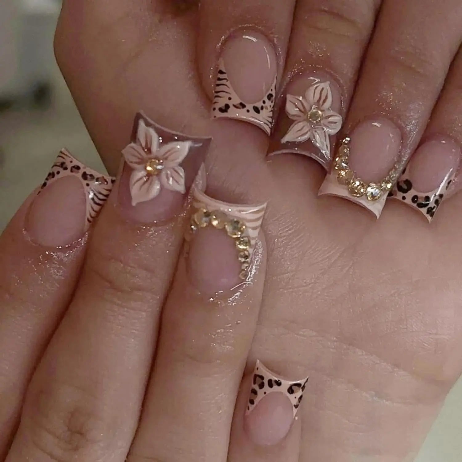 Set de 24 uñas postizas cuadradas cortas estilo francés con estampado de leopardo, flores y diseño de diamantes (estilo "Spicy Girl")