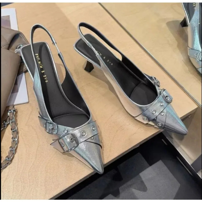 Sandalias de mujer de marca de lujo, diseño elegante con punta en punta, tira con hebilla y tacón metálico tipo *kitten heel*.