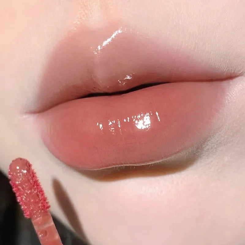 Tinta labial hidratante Herorange con acabado gloss y textura acuosa; efecto labios voluminosos y brillantes (tipo cristal). Fórmula de larga duración que no reseca