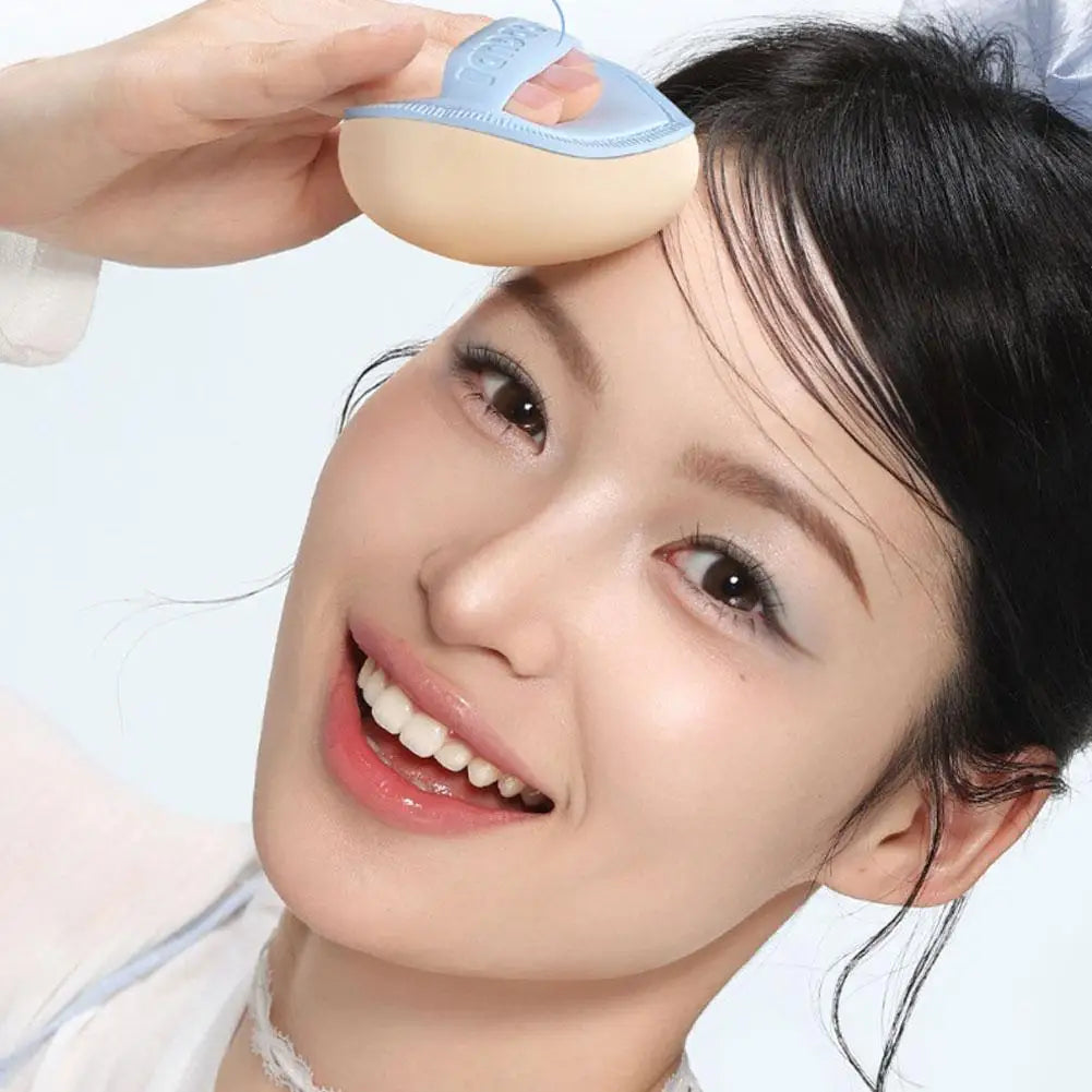 Esponja de maquillaje para base líquida; herramienta versátil para aplicación en seco y húmedo.
