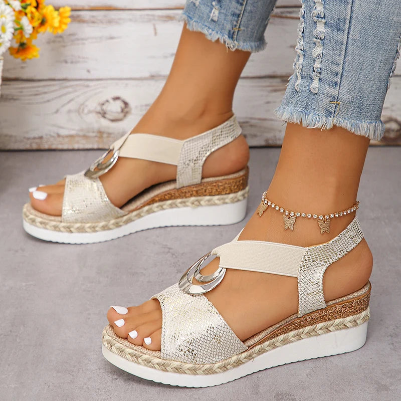 Sandalias de plataforma con estampado de serpiente para mujer : cuñas con detalle metálico, estilo gladiador, tacón medio, cómodas y casuales.