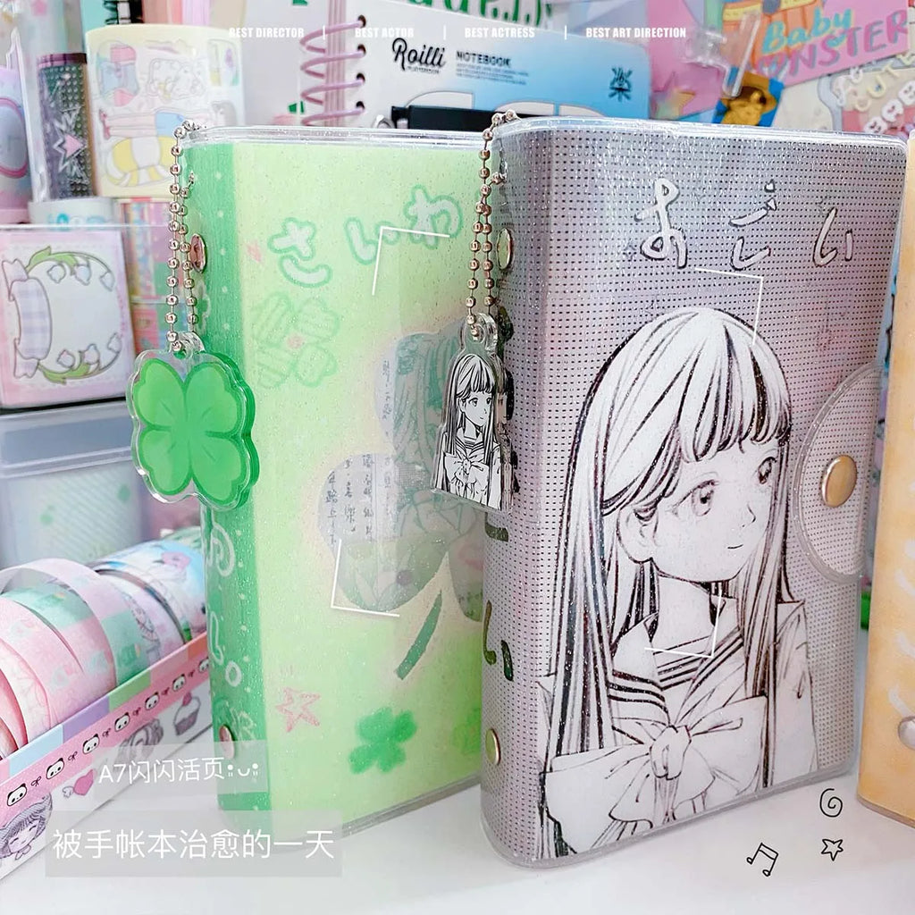 Carpeta WAKAWAKA tamaño A7 con diseño de trébol de cuatro hojas y chica; cuaderno de hojas intercambiables con cubierta de PVC brillante, incluye bolsillo para almacenamiento de pegatinas; portátil.