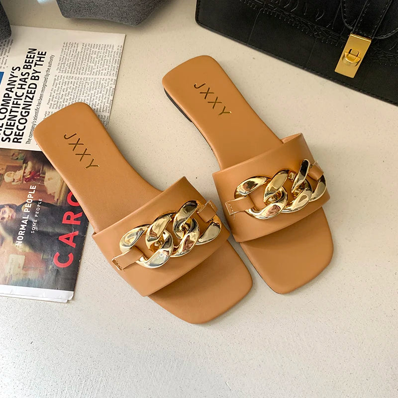 Nuevas pantuflas de moda para mujer 2025: sandalias planas tipo pala con punta cuadrada, detalle de cadena y adorno metálico; calzado casual y playero.