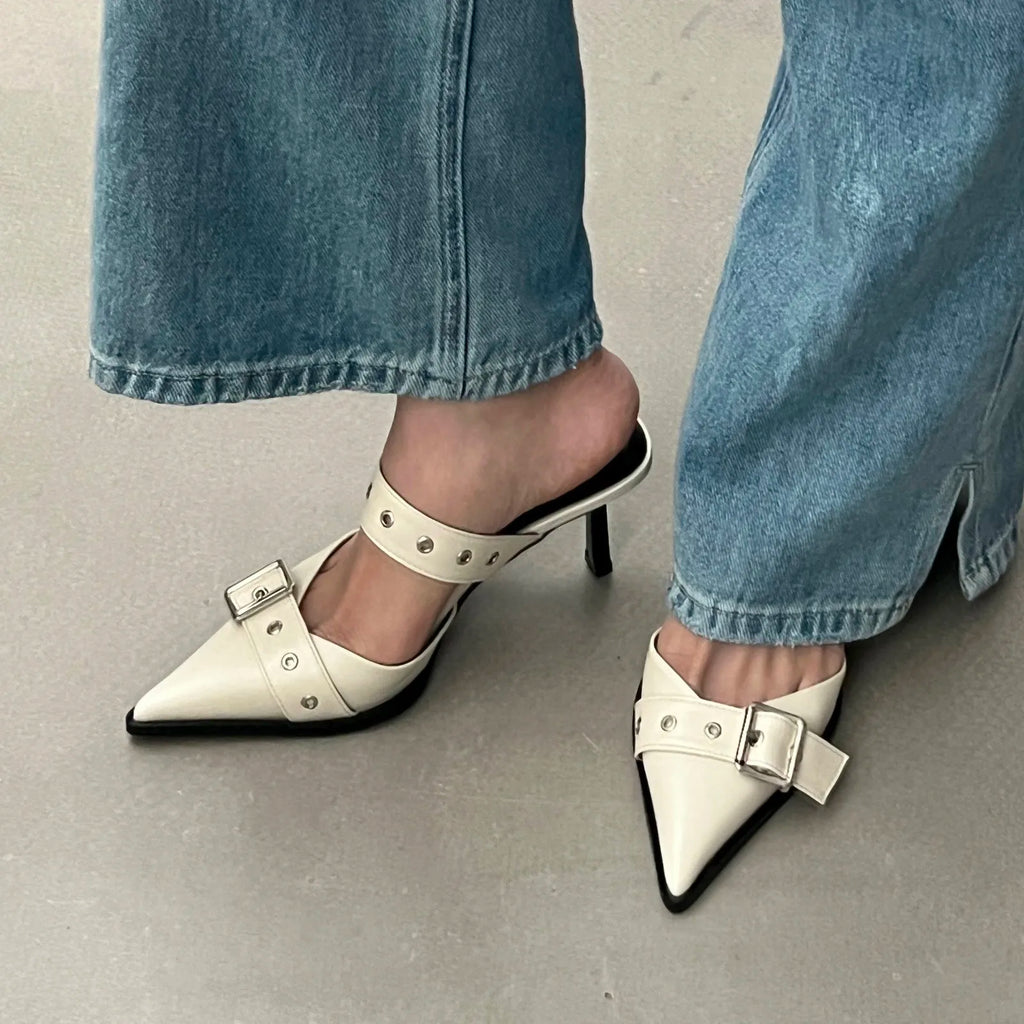 Nuevas sandalias de verano con punta y tacón fino; diseño tipo zapato cerrado en la puntera y abierto en el talón, en color plateado.